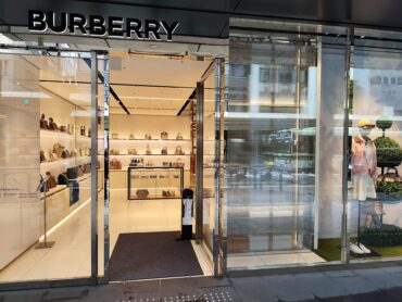 Витрина магазина Burberry