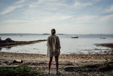 Человек на берегу моря на курорте