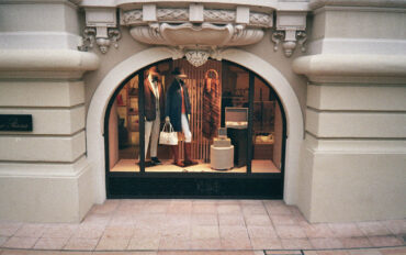 Витрина бутика Loro Piana в Монако с манекенами в пальто