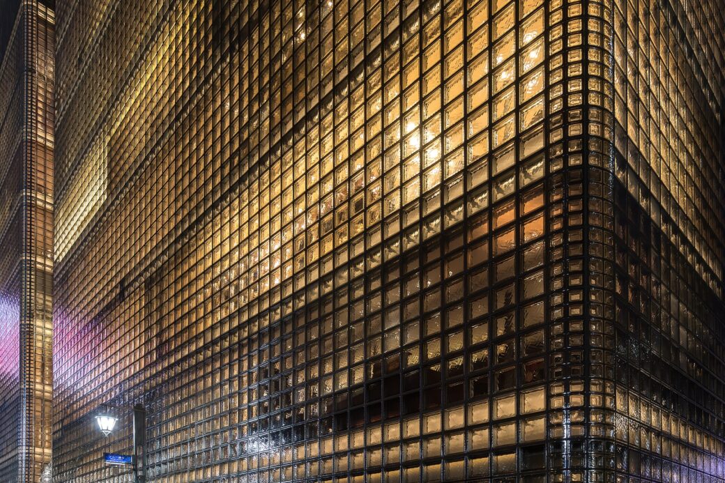 Подсвеченный фасад из стеклоблоков Maison Hermès в токийском районе Гиндза ночью