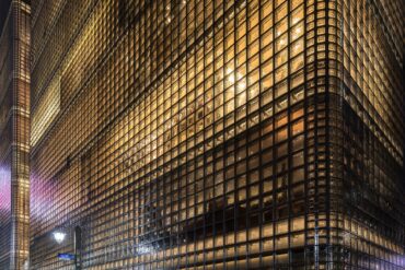 Подсвеченный фасад из стеклоблоков Maison Hermès в токийском районе Гиндза ночью