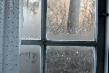Конденсат на окнах: почему появляется и что помогает