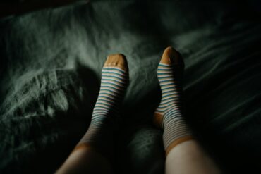 Сухие пятки и трещины: что помогает, а что только вредит