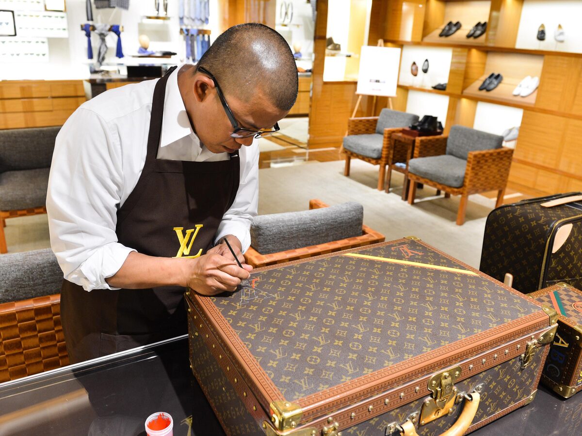  Производство чемоданов Louis Vuitton